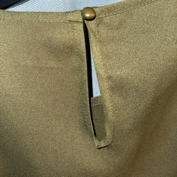 SHEIN Essnce Keyhole Back Laser Cut Top - Picture 5 of 7